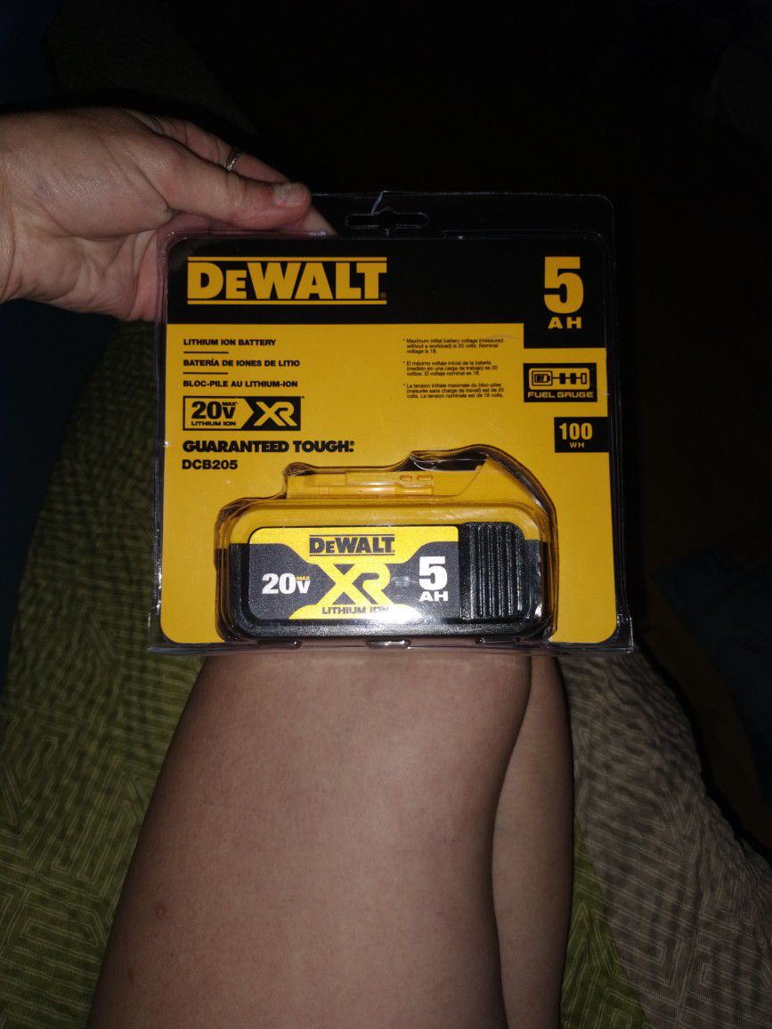 New DeWalt 5 Ah Battery (2)