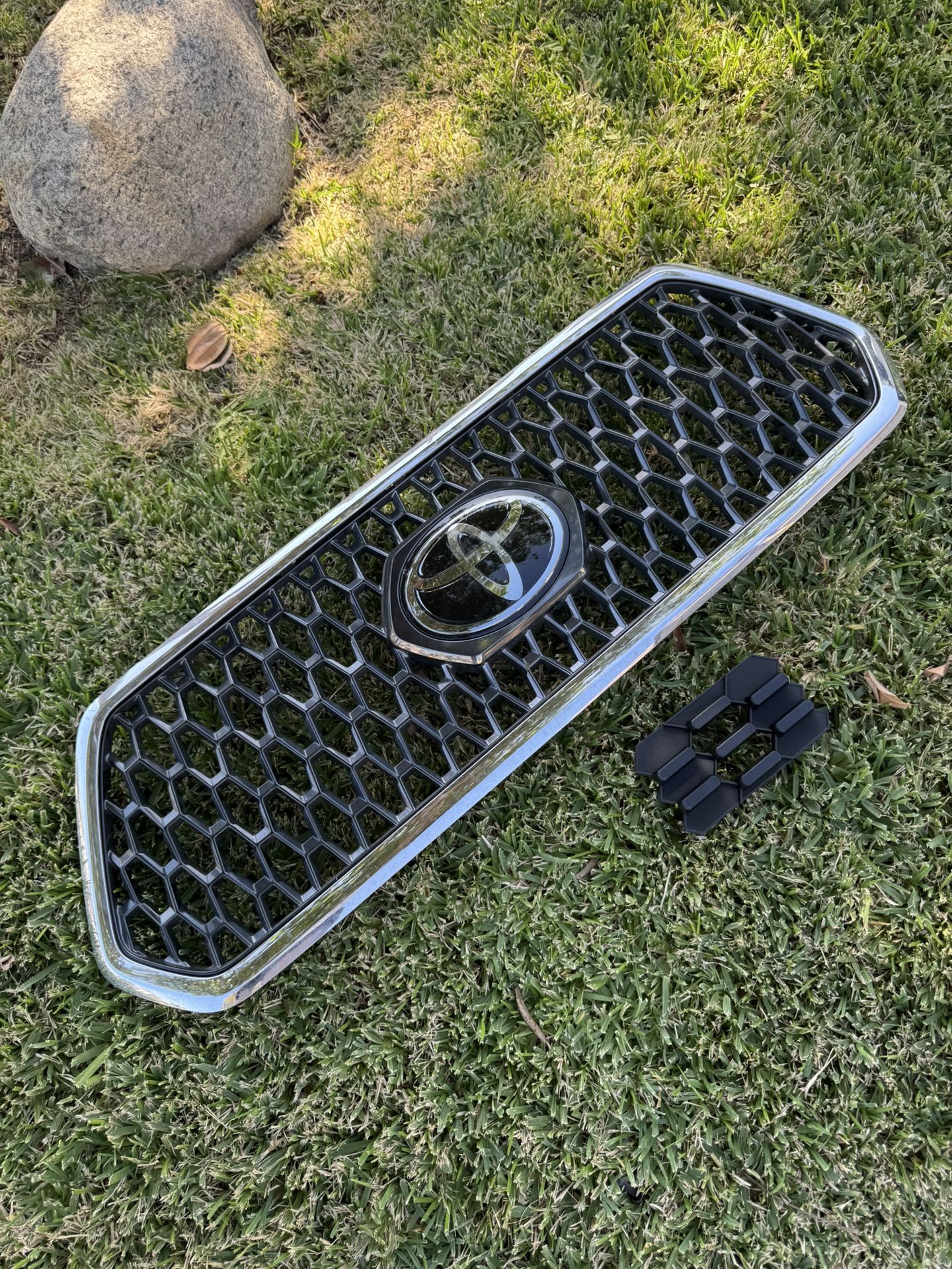2019 Toyota Tacoma OEM Front Upper Grille 