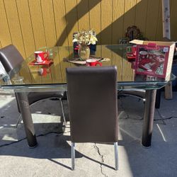 BEAUTIFUL DINING TABLE AND 4 CHAIRS 