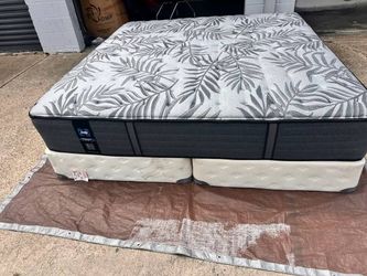 Like New king size sealy posturepedic luxury mattress