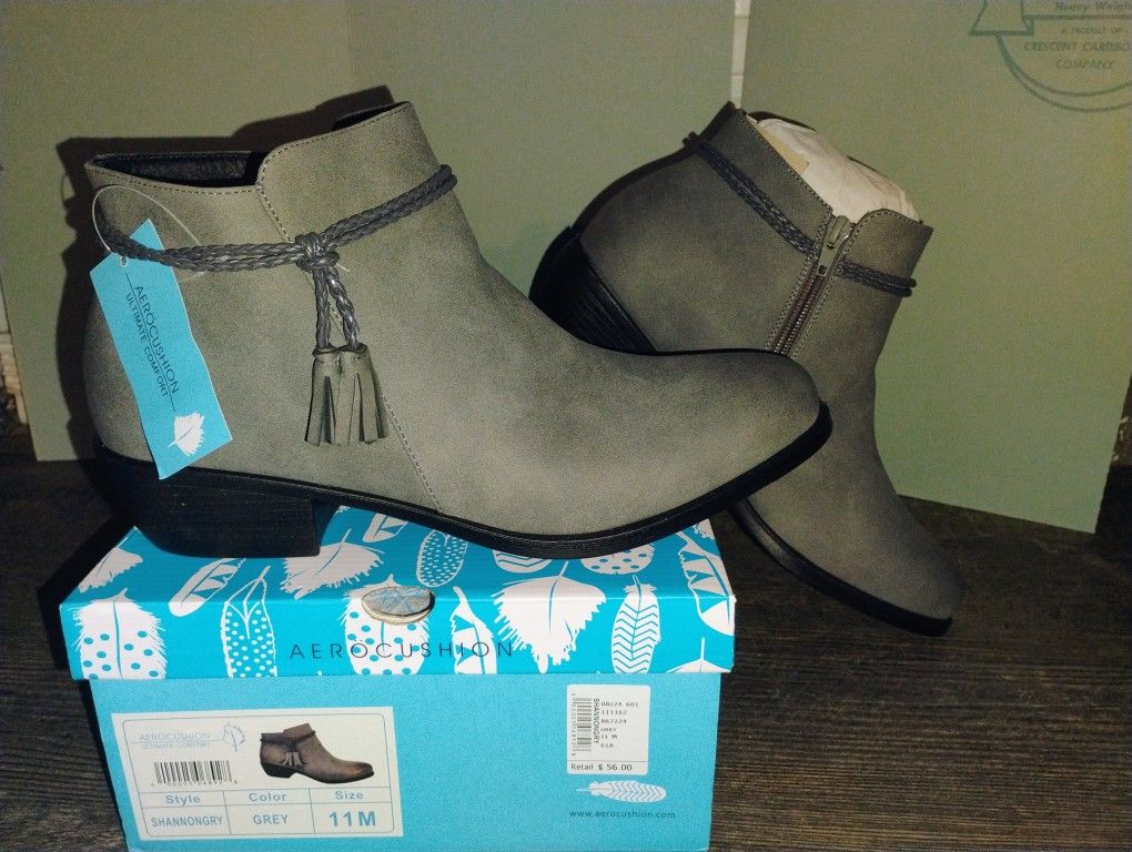 Woman's Boots Size(11)