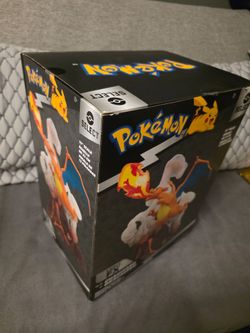 Pokémon Select Charizard Light FX Deluxe Figure New