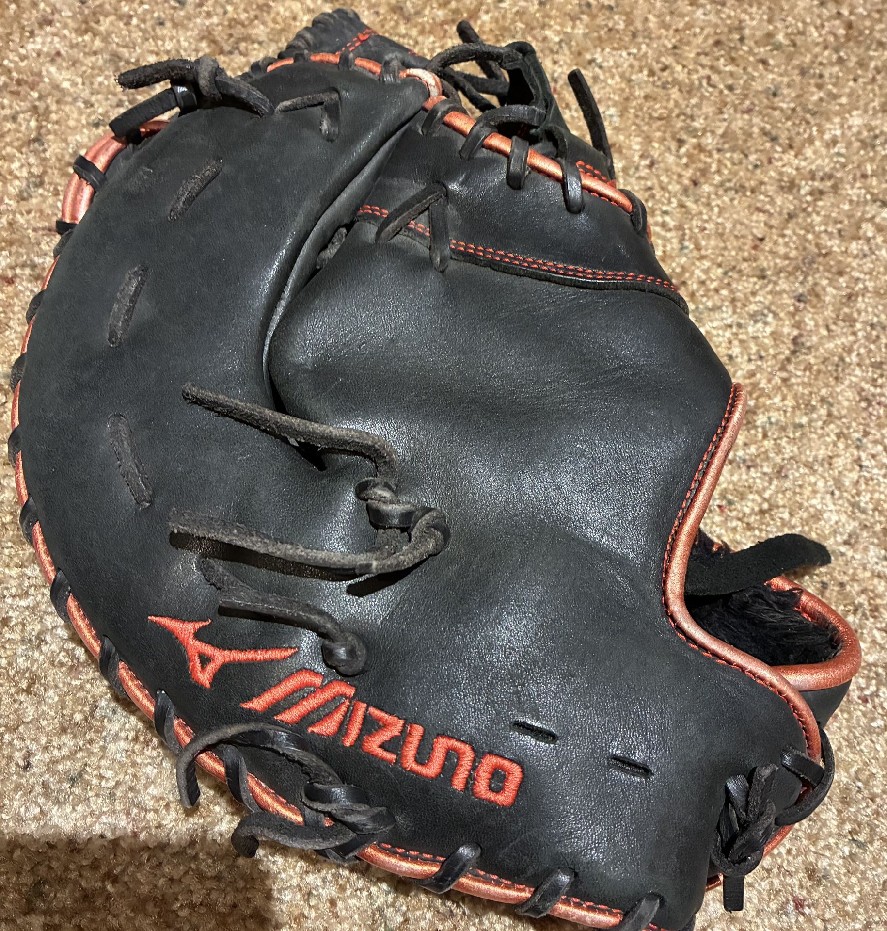 Size 12.5” Mizuno First Basemen’s Mitt