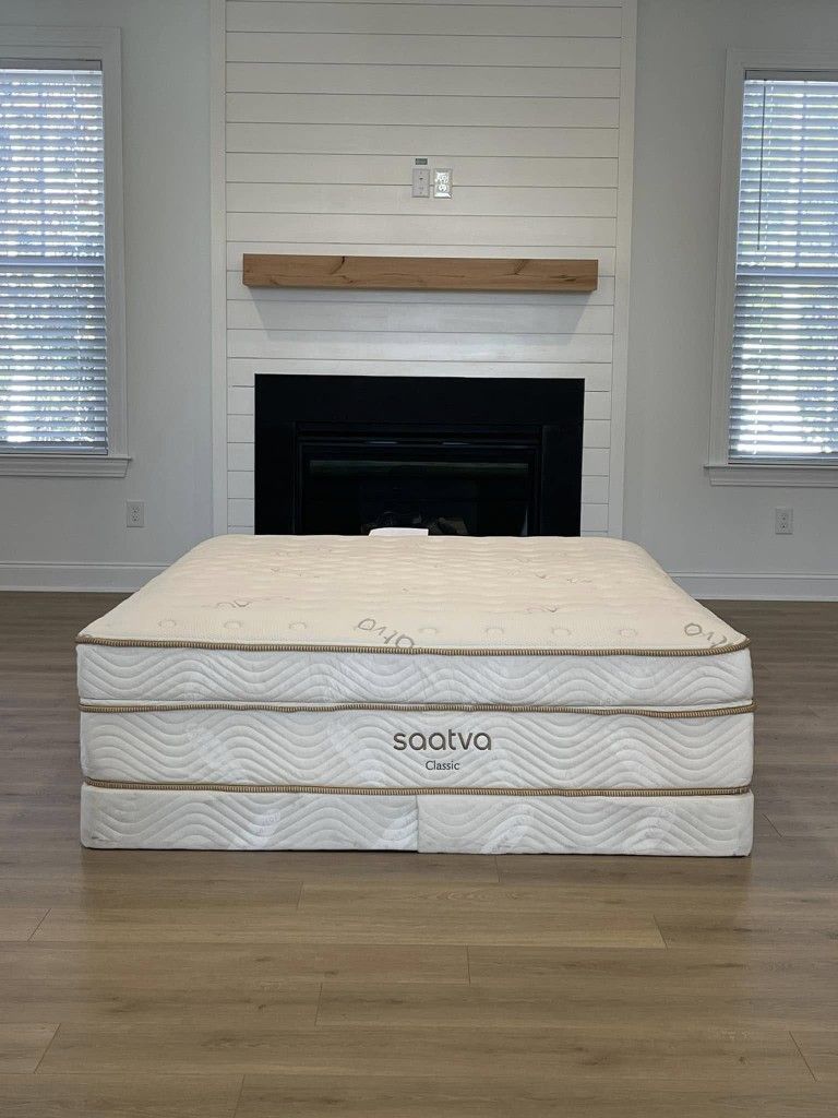 Saatva Classic Mattress, Luxury Firm, 14.5", King, Like New, Perfect Condition