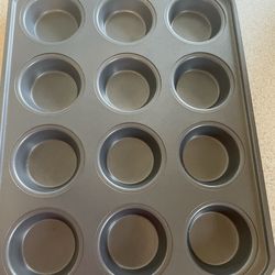 New cupcake tin w/ locking cover & handle