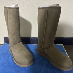 UGG  Boots  (size 9)