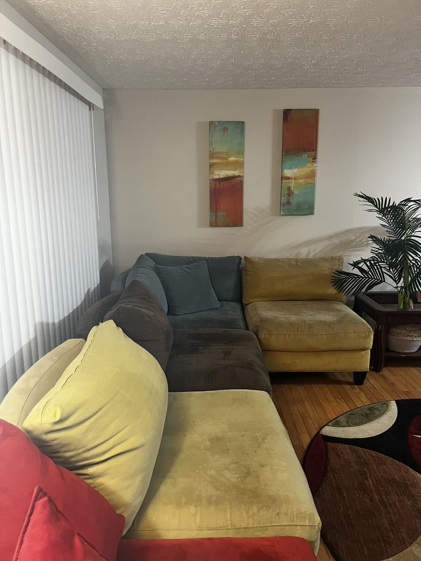 Sectional/Rug/Table 4 Chairs