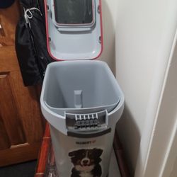 DOG CANTINER FOR FOOD HAS WHEELS  SEALS TIGHT