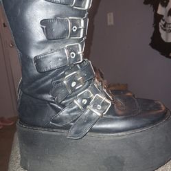 Demonias 🩻🖤🥾