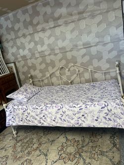 Twin size day bed