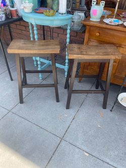 Pair of wood barstools excellent condition
