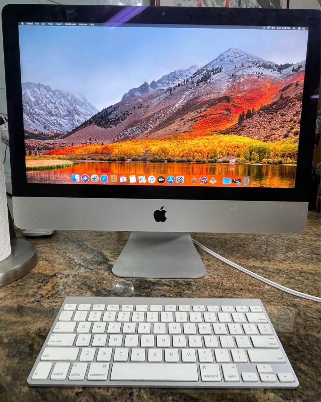 iMac 21.5 inch, Late 2012 and Keyboard (no mouse)