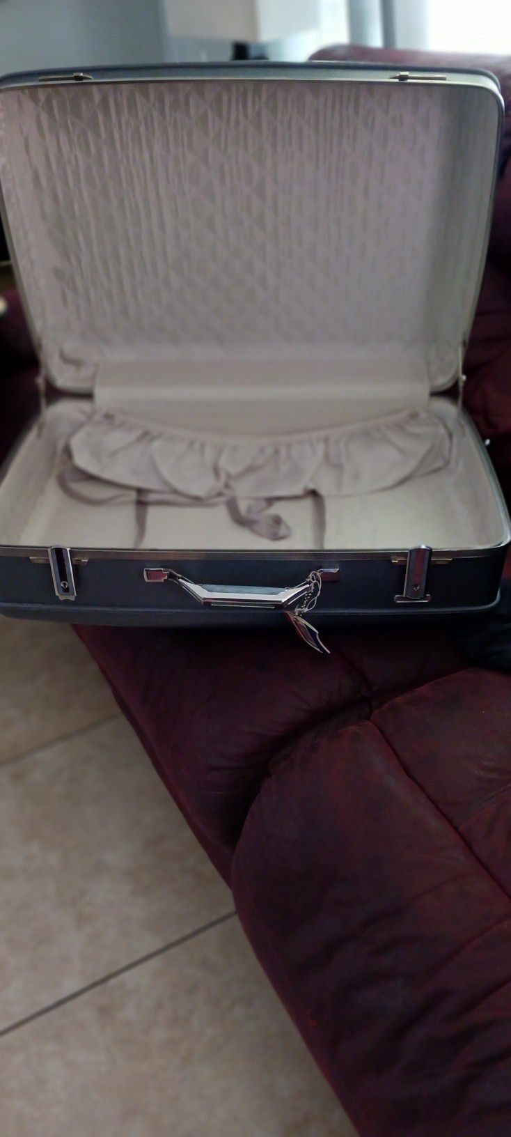 Nice and elegant American tourister  hard side overnight suitcase. good Condition. 2 wheels,   regular medium size 