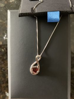 Heart shaped red crystal pendant w necklace