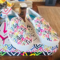 ♥️♥️Brand New Slip On Sketchers tennis shoes With Heart Design, Pattern Size 7 Women♥️♥️
