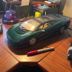 Maisto Jaguar XD220 1:12 Scale 