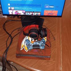 Ps4 And The Controller And Headset+monitor 