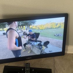 TV 32 Inch No Es Smart Ok  pero buena cálida de Imagen Insignia Incluye la Stand de Pared