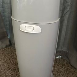 Baby Genie  Disponible Dippers Trash can 