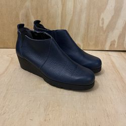 Azaleia  Womens Leather Boots Navy Sz 6.5, 2” Heel 