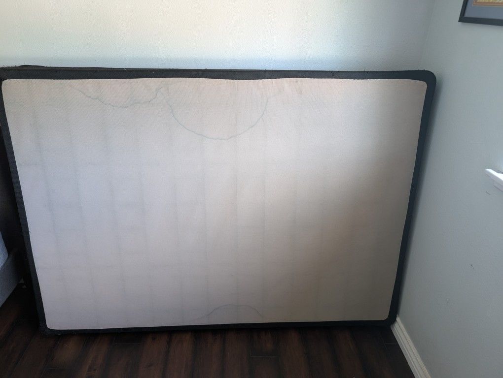 Full Size Box Spring – Good Condition