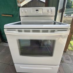 GE self clean electric range/stove