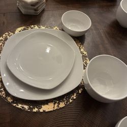 New 24 piece dinnerware