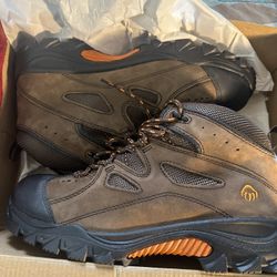MENS WOLVERINE WORK BOOT SIZE 9.5 BRAND NEW.