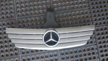 Mercedes-Benz W203 C-Class Sport Coupe OEM Front Grille w/ Emblem