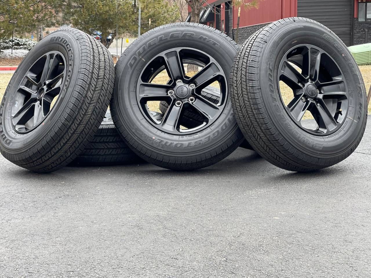 Jeep 18" Rubicon Wrangler Set-of-5 factory original wheels Bridgestone Dueler A/T All Terrain 255/70R18 tires