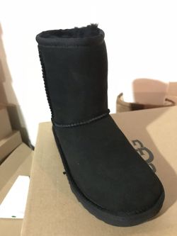 Black uggs size 7 women!