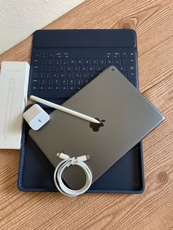 Apple iPad 8th Generation 32GB (Latest iOS 26) Logitech Keyboard case , Pencil & charger