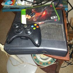 Xbox 360  And 4 Games And Controller