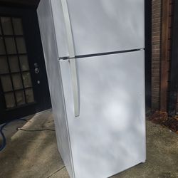 FRIGIDAIRE  LIKE  NRW FRIDGE