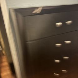 5 Drawers Black Dresser, Drawers Work Perfect And Very Clean, Outside Paint Is Cheeped.