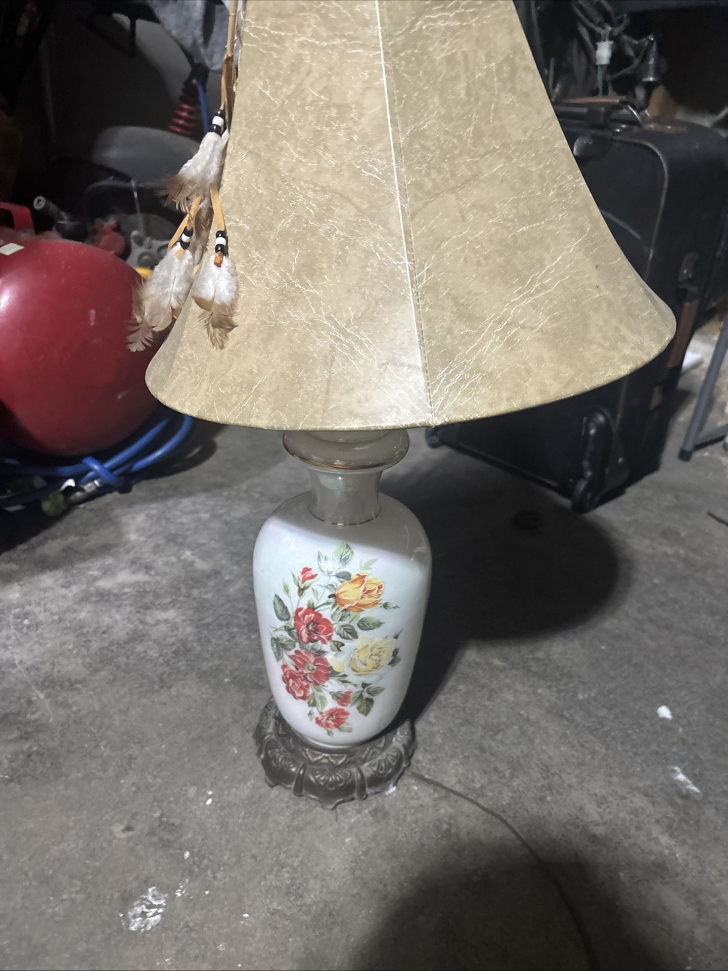 Accurate casting company, vintage three-way lamp, floral display, USA base made in France