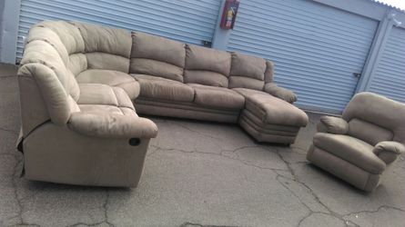 New 5 Peice Microfiber Sectional Couch