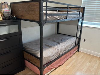 Twin bunk bed