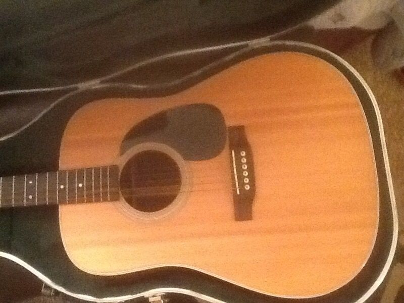 D2r Martin guitar w hard case excellent