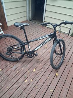 Men's TREKS BICYCLE GREAT CONDITION READY TO RIDE SIZE 24 EVERYTHING WORKS