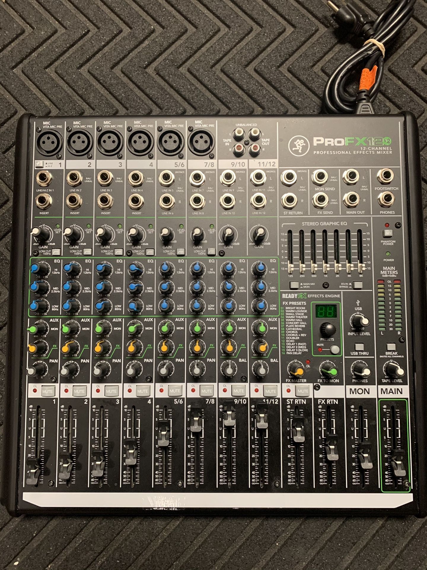 Mackie 12 Channel mixer 111042/12