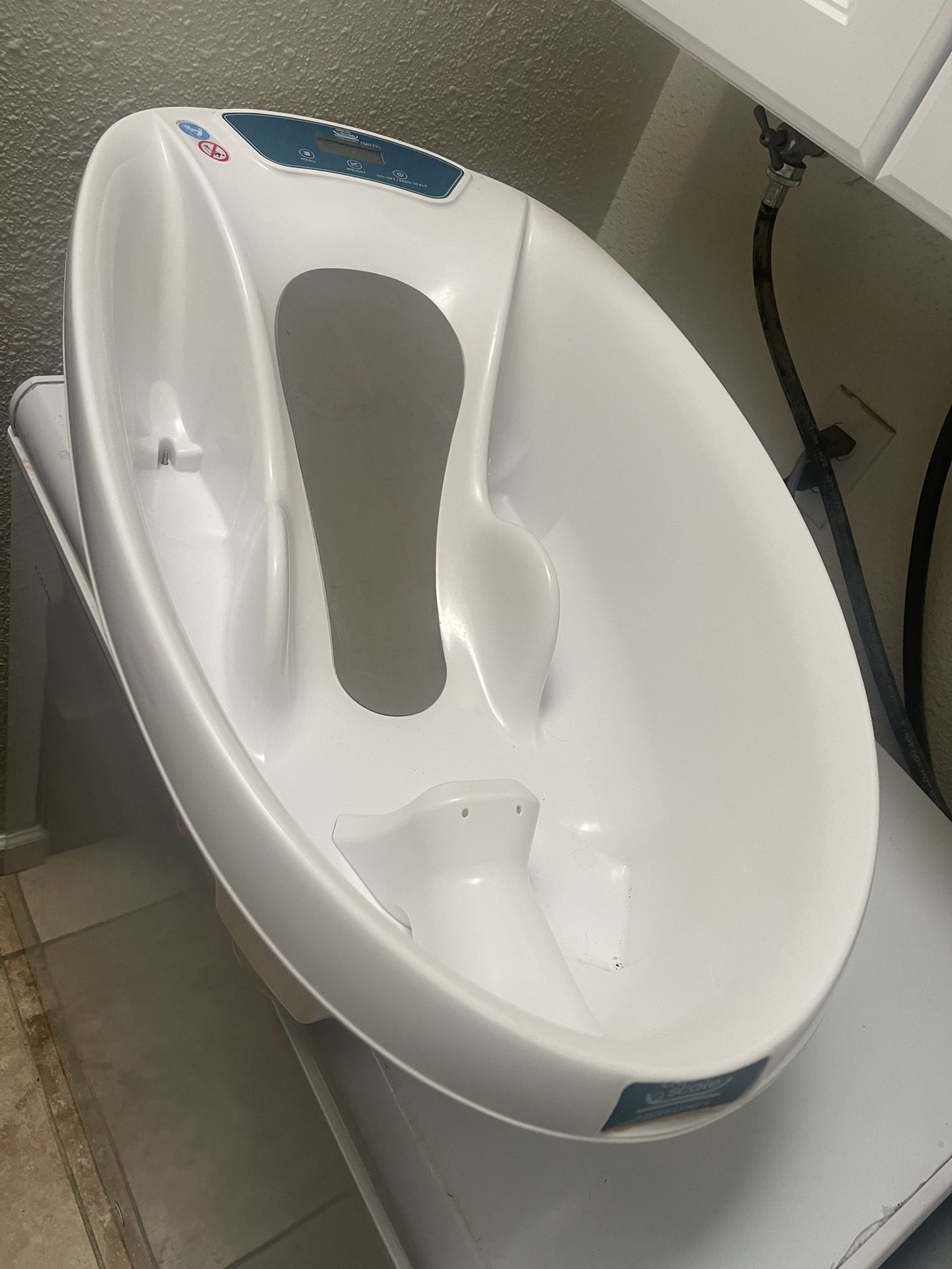 Aqua Scale Baby Bathtub