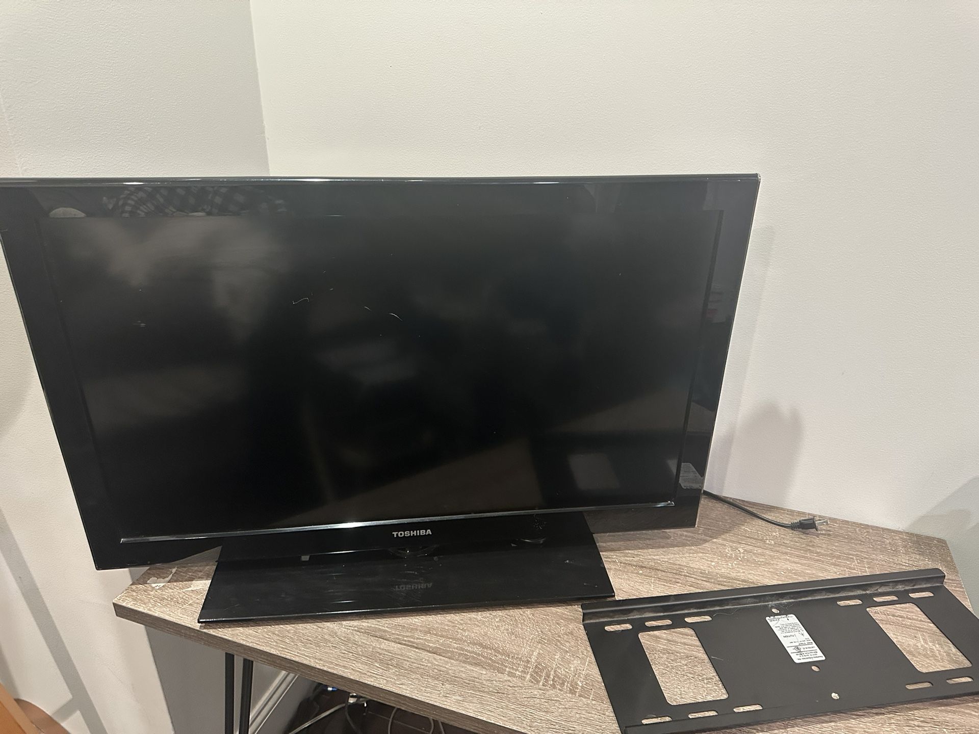 Toshiba 32” LED DVD Combo HDTV + Wall Mount