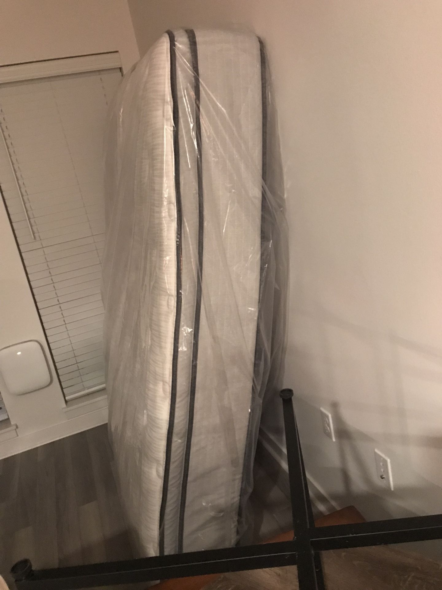 Mattress - Queen Beautyrest (in Plastic)