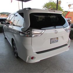 2017 Toyota Sienna SE minivan 