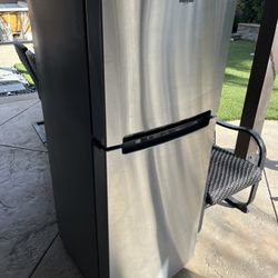 Whirlpool 11 Cubic Ft Small Refrigerator 