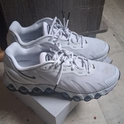 NIKE Air MAX DN8s Size 11 MENS