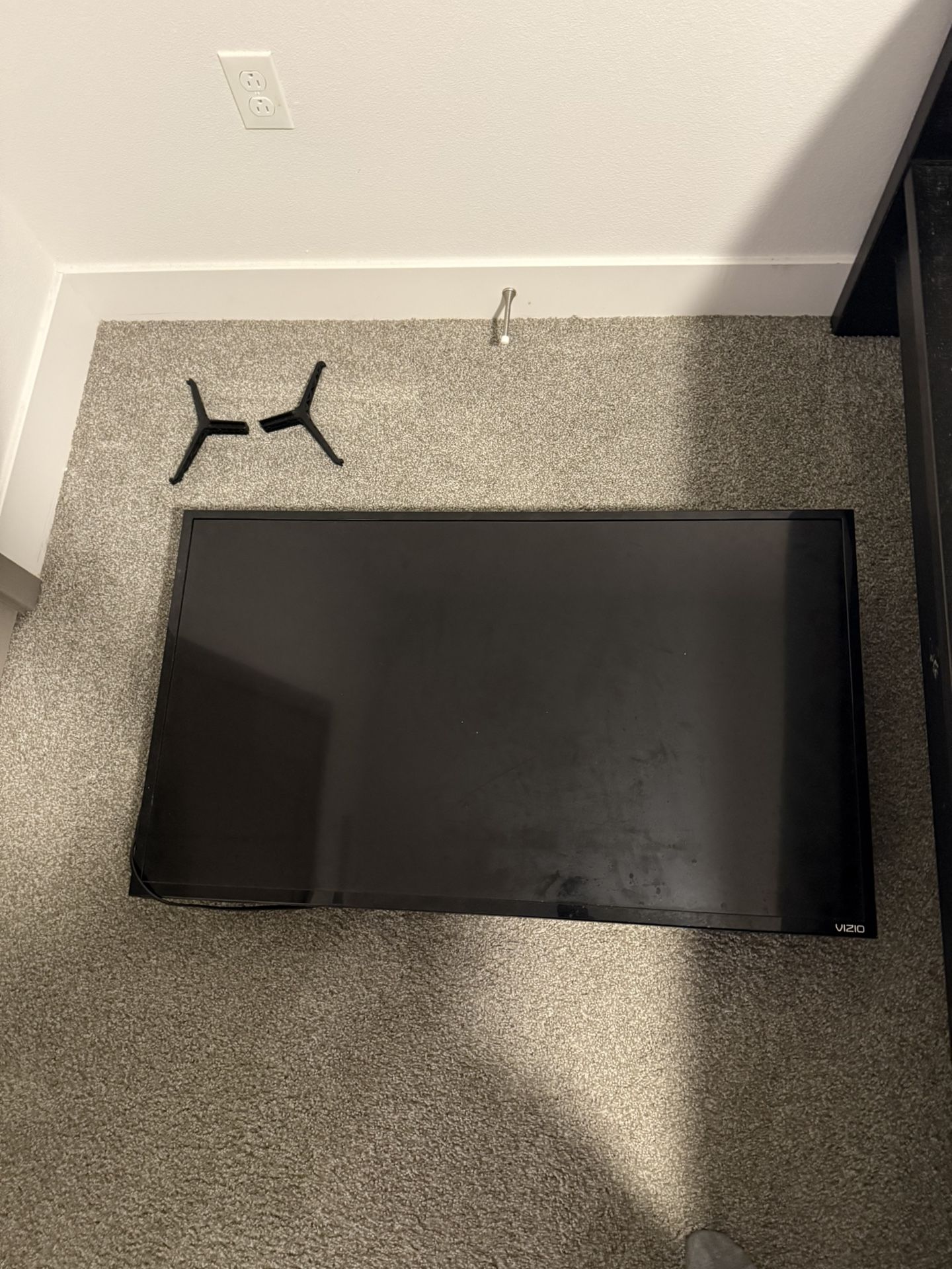 43 Inch Vizio Tv With Wall Mount, Remote And Table Stand Legs Included