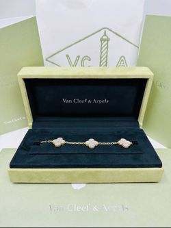 Authentic Van Cleef & Arpels Vintage Alhambra bracelet, 5 motifs
18K yellow gold, Mother-of-pearl