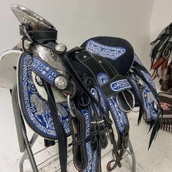 Montura charra súper bordada con Herrage y fuste plateado completo